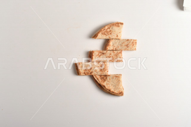 مناقيش شهية مقطعة لعدة قطع ، المخبوزات الشهية السهلة والسريعة ، مناقيش ساخنة ، خلفية بيضاء ، أساليب طريقة تقديم الطعام