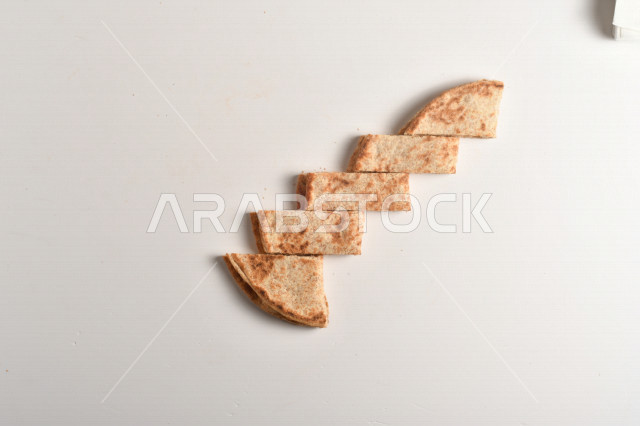 مناقيش شهية مقطعة لعدة قطع ، المخبوزات الشهية السهلة والسريعة ، مناقيش ساخنة ، خلفية بيضاء ، أساليب طريقة تقديم الطعام