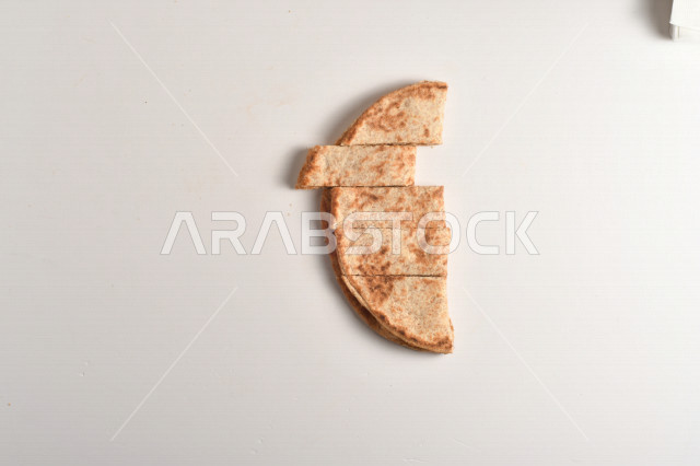 مناقيش شهية مقطعة لعدة قطع ، المخبوزات الشهية السهلة والسريعة ، مناقيش ساخنة ، خلفية بيضاء ، أساليب طريقة تقديم الطعام