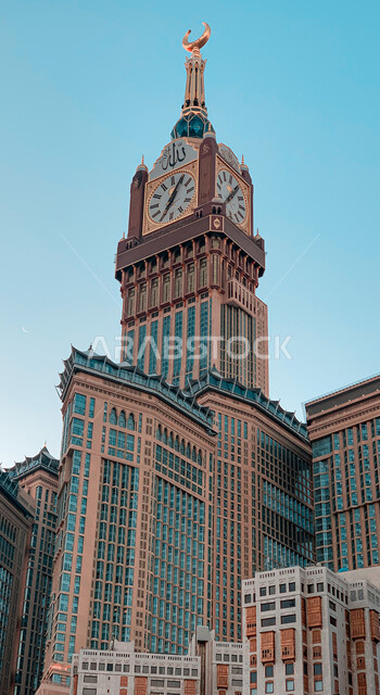 معالم دينية اسلامية مقدسة في المملكة العربية السعودية، الفن الهندسي المعماري لبناء الابراج وناطحات السحاب، صورة مقربة لمبنى برج الساعة الملكي في مكة المكرمة، مقاصد واماكن لأداء العبادات والتقرب الى الله تعالى