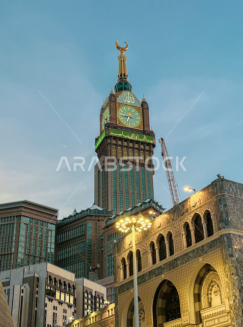 مقاصد واماكن لأداء العبادات والتقرب الى الله تعالى، معالم دينية اسلامية مقدسة في المملكة العربية السعودية، الفن الهندسي المعماري لبناء الابراج وناطحات السحاب، صورة مقربة لمبنى برج الساعة الملكي في مكة المكرمة
