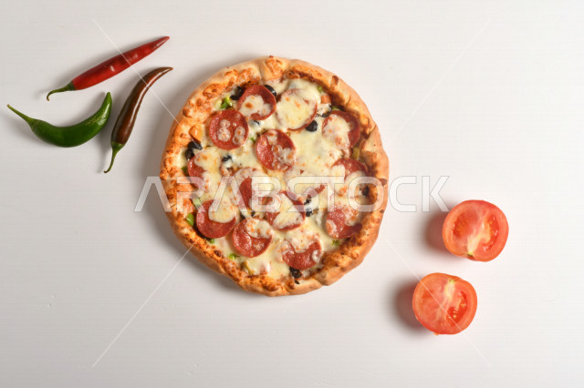 بيتزا شهية ، دائرية الشكل ، أكلات شهية ، طريقة إعداد وتقديم البيتزا