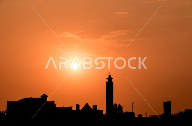 الفن الهندسي المعماري لبناء الابراج وناطحات السحاب على الطراز الحديث، صورة ظليلية للمنشآت السكنية في جدة بالمملكة العربية السعودية، منظر السماء وقت غروب الشمس