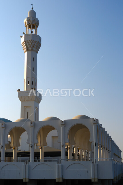 الأماكن والمعالم السياحة، الفن الهندسي المعماري لبناء المساجد على الطراز الاسلامي، صورة مقربة لمسجد الرحمة العائم على البحر في مدينة جدة بالمملكة العربية السعودية، العبادة والتقرب إلى الله