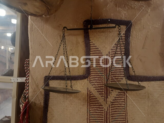 أدوات تقليدية قديمة لقياس الأوزان, صورة مقربة لميزان في متحف مطير العيش في قرية جرداء بن علي في محافظة الحجرة في منطقة الباحة, معالم سياحية مشهورة في المملكة العربية السعودية