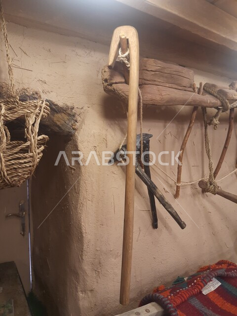 أدوات زراعية قديمة تقليدية يدوية في متحف مطير العيش في قرية جرداء بن علي في محافظة الحجرة بمنطقة الباحة, مناطق السياحة المشهورة, التراث والعراقة والأصالة في المملكة العربية السعودية