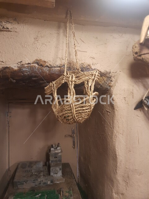 صناعات يدوية شعبية, صورة مقربة لسلة مصنوعة من القش معلقة في متحف مطير العيش في قرية جرداء بن علي في محافظة الحجرة بمنطقة الباحة, مناطق السياحة المشهورة في المملكة العربية السعودية