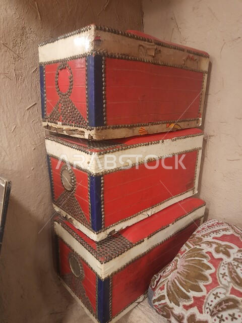 صناديق ملونة ومطرزة في متحف مطير العيش في قرية جرداء بن علي, السياحة في محافظة الحجرة بمنطقة الباحة, معالم سياحية مشهورة في المملكة العربية السعودية, تراثيات عربية شعبية تقليدية