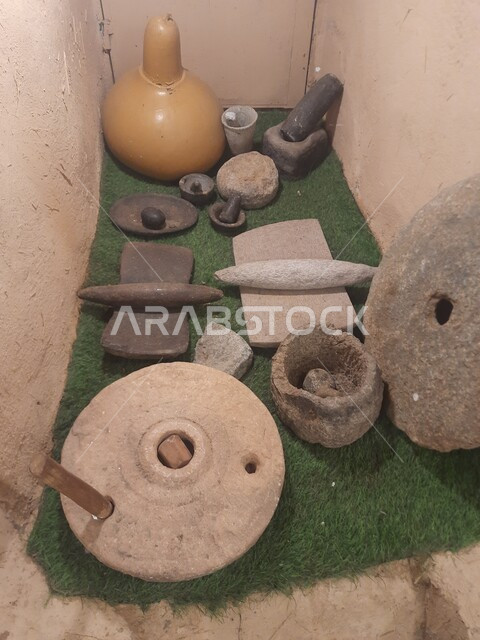 التراث والعراقة والأصالة, صورة مقربة لأدوات طحن الحبوب في متحف قرية مطير العيش في جرداء بن علي في محافظة الحجرة في منطقة الباحة, مناطق ومعالم سياحية مشهورة في المملكة العربةي السعودية