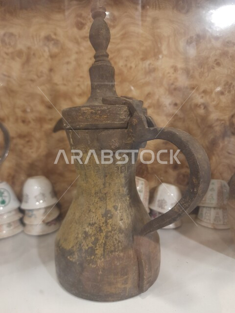 أواني ودلات المشروبات الساخنة, الأدوات المنزلية التقليدية القديمة, صورة مقربة لأبريق نحاسي في متحف قرية مطير العيش في جرداء بن علي في محافظة الحجرة, السياحة في منطقة الباحة في المملكة العربية السعودية