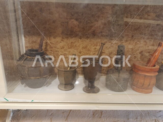 المهباش السعودي القديم, مجموعة من المدقات النحاسية والخشبية في متحف قرية مطير العيش في محافظة الحجرة في منطقة الباحة, أدوات منزلية تقليدية شعبية تراثية, معالم السياحة المشهورة في المملكة العربية السعودية