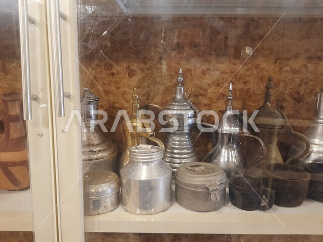 الأدوات المنزلية التقليدية القديمة, صورة مقربة لمجموعة من الأباريق النحاسية في متحف مطير العيش في قرية جرداء بن علي في محافظة الحجرة, السياحة في منطقة الباحة في المملكة العربية السعودية, أواني المشروبات الساخنة