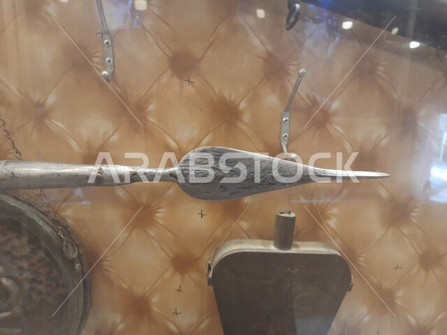 الأسلحة التقليدية الشعبية, أدوات حربية قديمة, التراث والعراقة والأصالة, المناطق والأماكن التراثية في المملكة العربية السعودية, صورة مقربة لرمح أثري في متحف مطير العيش التاريخي في قرية جرداء بن علي في محافظة الحجرة بمنطقة الباحة