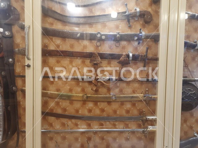 أدوات حربية أثرية قديمة, التراث والعراقة والأصالة, المناطق والأماكن التراثية في المملكة العربية السعودية, متحف مطير العيش التاريخي في قرية جرداء بن علي في محافظة الحجرة بمنطقة الباحة, الفخر والتباهي بالأسلحة التقليدية الشعبية