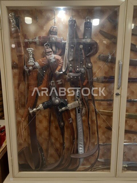 الفخر والتباهي بالأسلحة التقليدية الشعبية, أدوات حربية أثرية قديمة, التراث والعراقة والأصالة, المناطق والأماكن التراثية في المملكة العربية السعودية, متحف مطير العيش التاريخي في قرية جرداء بن علي في محافظة الحجرة بمنطقة الباحة