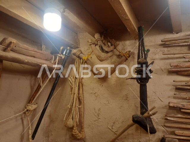 معدات وأدوات الحفر في متحف قرية مطير العيش في جرداء بن علي في محافظة الحجرة بمنطقة الباحة, القرى التراثية الشعبية في المملكة العربية السعودية, مناطق السياحة وقضاء الوقت الممتع, الأصالة والعراقة والتراث الخليجي