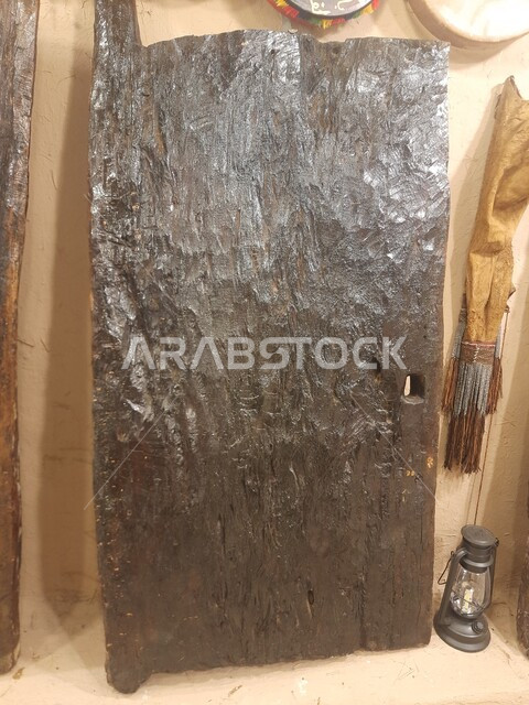 المتاحف الأثرية في المملكة العربية السعودية, أماكن ومعالم سياحية مشهورة في منطقة الباحة, التراث والعراقة والأصالة, التمسك بالإرث الخليجي, صورة مقربة لباب خشبي قديم في متحف قرية مطير العيش في جرداء بن علي في محافظة الحجرة