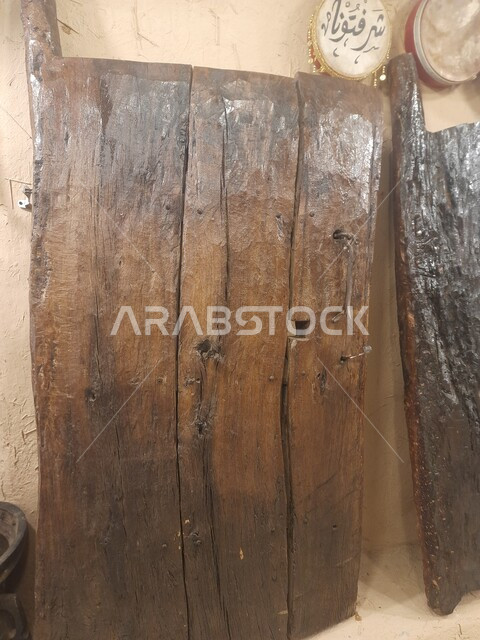 المتاحف الأثرية في المملكة العربية السعودية, أماكن ومعالم سياحية مشهورة في منطقة الباحة, التراث والعراقة والأصالة, التمسك بالإرث الخليجي, صورة مقربة لباب خشبي قديم في متحف قرية مطير العيش في جرداء بن علي في محافظة الحجرة