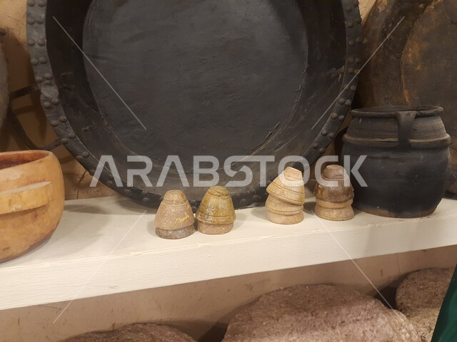 الأدوات والأواني التقليدية القديمة في متحف قرية مطير العيش في جرداء بن علي في محافظه الحجره بمنطقه الباحة, القرى التراثية الشعبية في المملكة العربية السعودية, معالم وأماكن السياحة المشهورة, العراقة والأصالة والتراث السعودي