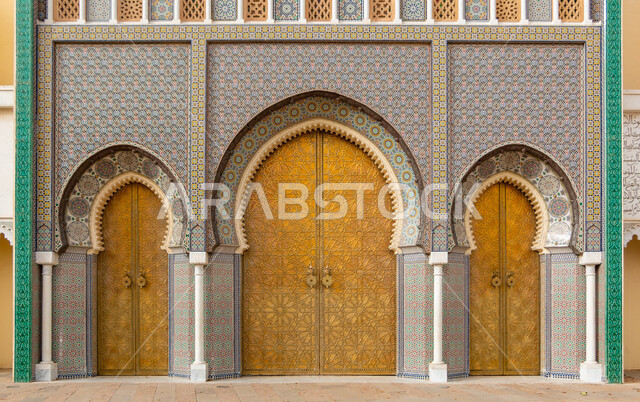 بوابة اثرية مزخرفة بزخارف عربية في المملكة العربية السعودية، مدن ومعالم سياحية تاريخية، الفن الهندسي المعماري لبناء المباني على الطراز القديم، جذب واستقطاب السياح من أنحاء العالم