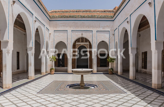 الساحة الداخلية لمبنى اثري تاريخي في المملكة العربية السعودية، مدن ومعالم سياحية، الفن الهندسي المعماري لبناء المباني على الطراز القديم، جذب واستقطاب السياح من أنحاء العالم