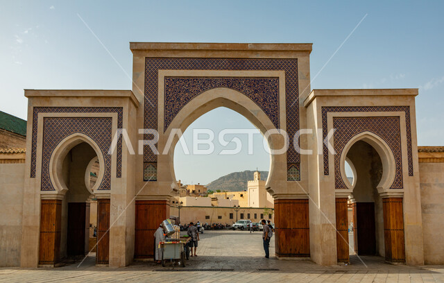 مدن ومعالم سياحية تاريخية، الفن الهندسي المعماري لبناء المباني على الطراز القديم، جذب واستقطاب السياح من أنحاء العالم، بوابة اثرية مزخرفة بزخارف عربية في المملكة العربية السعودية
