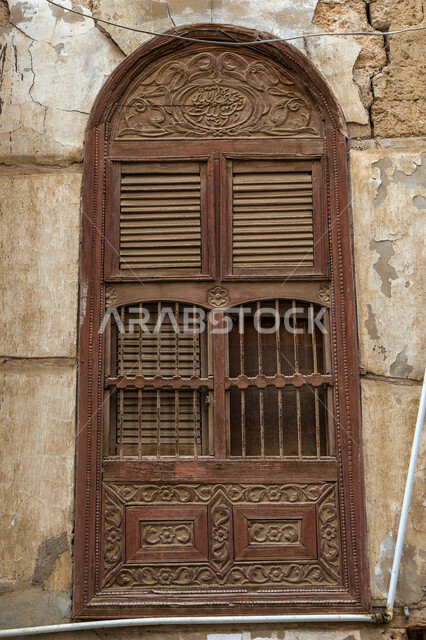 الفن الهندسي المعماري لبناء المباني على الطراز القديم، جذب واستقطاب السياح من أنحاء العالم، باب خشبي اثري مزخرف بزخارف عربية في المملكة العربية السعودية، مدن ومعالم سياحية تاريخية