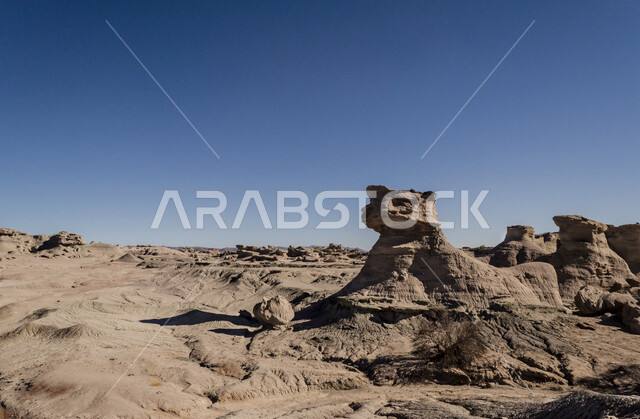 القمم والمرتفعات الجبلية وسط البيئة الرمليه، التكوينات والتشكيلات الصخرية في الصحراء، المناظر الطبيعية في المناطق الصحراوية في المملكة العربيه السعودية، اماكن ومعالم سياحية