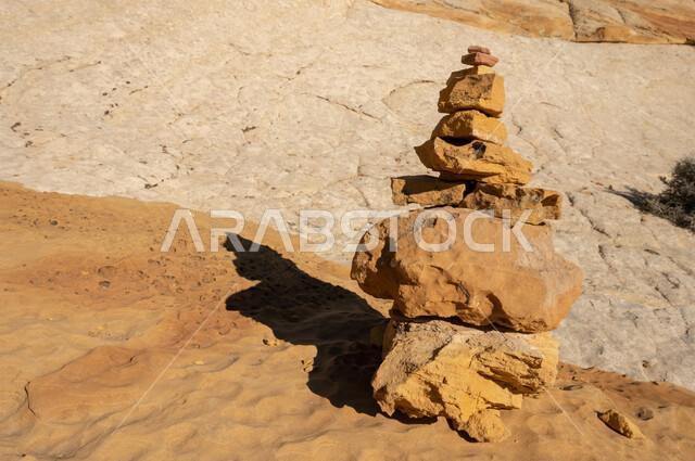 التكوينات والتشكيلات الصخرية في الصحراء، المناظر الطبيعية في المناطق الصحراوية في المملكة العربيه السعودية، اماكن ومعالم سياحية، القمم والمرتفعات الجبلية وسط البيئة الرمليه