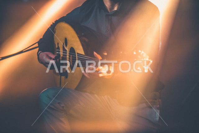  شاب عربي سعودي أنيق يعزف على الجيتار, الغيتار (الجيتار أو القِيثَارَة ) آلة موسيقية وترية بأوتار مدقوقة , عزف الموسيقى الهادئة الراقية