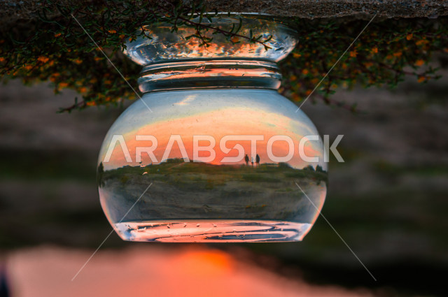 غروب الشمس الإبداعي من الصحراء العربية في المملكة العربية السعودية , انعكاس غروب الشمس وشروق الشمس عبر البلور , مناظر طبيعية خلابة , خلفية غروب الشمس البرتقالي , رؤية شروق وغروب الشمس خلال البلور