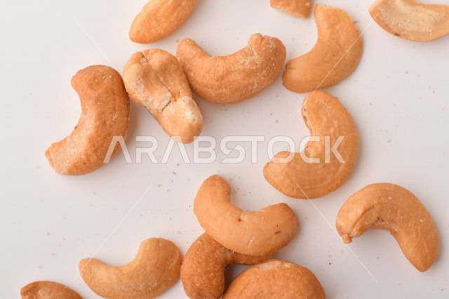 الكاجو(الكاشو) نوع من انواع المكسرات المشهورة , الكاجو المملح , مكسرات صحية ولذيذة , عنصر غذائي مفيد للصحة , وجبة خفيفة , خلفية بيضاء