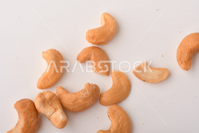 الكاجو(الكاشو) نوع من انواع المكسرات المشهورة , الكاجو المملح , مكسرات صحية ولذيذة , عنصر غذائي مفيد للصحة , وجبة خفيفة , خلفية بيضاء