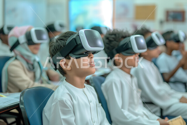 محاكاة العالم الخيالي والتفاعل والاندماج, صورة مقربة لمجموعة من الاولاد العرب السعوديين الخليجيين يرتدون نظارة الواقع الإفتراضي يجلسون في قاعة العرض، مفهوم التسليه والترفيه, قضاء وقت ممتع, تطور التقنيه والتكنولوجيا
