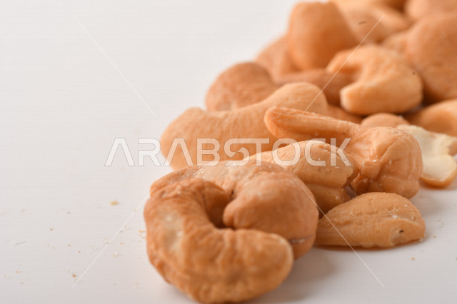الكاجو(الكاشو) نوع من انواع المكسرات المشهورة , الكاجو المملح , مكسرات صحية ولذيذة , عنصر غذائي مفيد للصحة , وجبة خفيفة , خلفية بيضاء