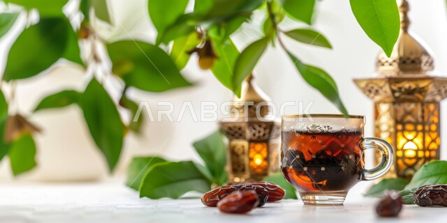 ضيافة رمضانية منعشة بعد الإفطار، مشروبات ساخنة ووجبات مفيدة، فوائد صحية وقيمة غذائية عالية، محاصيل ومنتجات محلية وطنية في المملكة العربية السعودية، إبريق نحاسي وكوب من الشاي مع حبات التمر الطازج