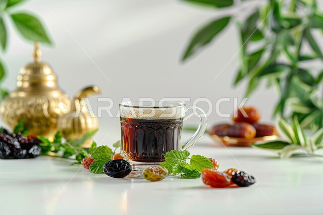 مشروبات ساخنة ووجبات مفيدة، حسن الاستقبال والضيافة الرمضانية بعد الإفطار، فوائد صحية وقيمة غذائية عالية، حبات التمر الطازج مع إبريق نحاسي وكوب من الشاي، محاصيل ومنتجات محلية وطنية في المملكة العربية السعودية