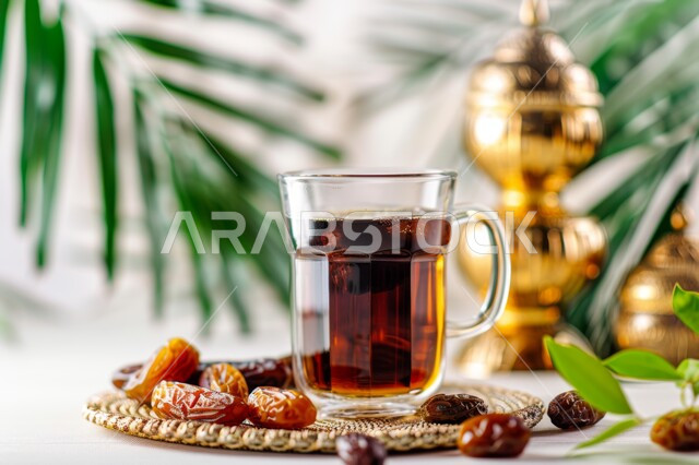 حسن الاستقبال والضيافة الرمضانية بعد الإفطار، فوائد صحية وقيمة غذائية عالية، حبات التمر الطازج مع إبريق نحاسي وكوب من الشاي، مشروبات ساخنة ووجبات مفيدة، محاصيل ومنتجات محلية وطنية في المملكة العربية السعودية