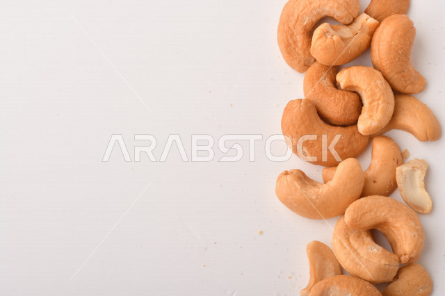 الكاجو(الكاشو) نوع من انواع المكسرات المشهورة , الكاجو المملح , مكسرات صحية ولذيذة , عنصر غذائي مفيد للصحة , وجبة خفيفة , خلفية بيضاء