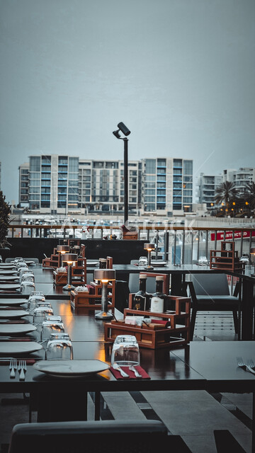 الفن الهندسي المعماري للمباني و ناطحات السحاب, المطاعم الفاخرة في سلطنة عمان، وجهه سياحية مشهورة، النقل البحري على مرسى الموج ,أماكن ومعالم ساحلية مشهورة, مقصد الزائرين من مختلف البلدان