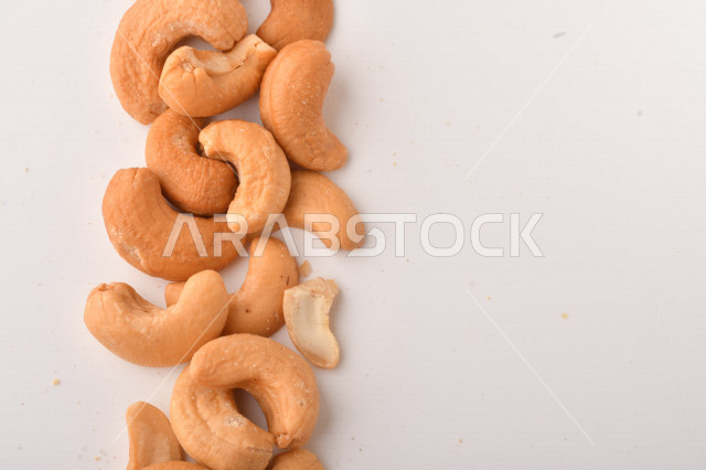 الكاجو(الكاشو) نوع من انواع المكسرات المشهورة , الكاجو المملح , مكسرات صحية ولذيذة , عنصر غذائي مفيد للصحة , وجبة خفيفة , خلفية بيضاء