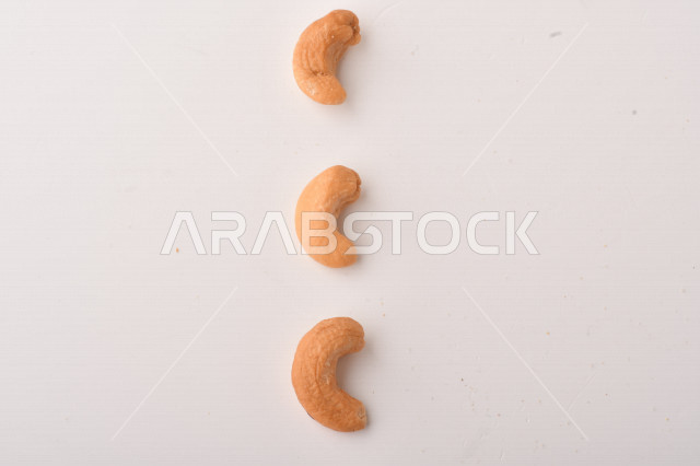 الكاجو(الكاشو) نوع من انواع المكسرات المشهورة , الكاجو المملح , مكسرات صحية ولذيذة , عنصر غذائي مفيد للصحة , وجبة خفيفة , خلفية بيضاء