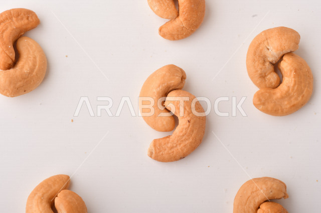 الكاجو(الكاشو) نوع من انواع المكسرات المشهورة , الكاجو المملح , مكسرات صحية ولذيذة , عنصر غذائي مفيد للصحة , وجبة خفيفة , خلفية بيضاء