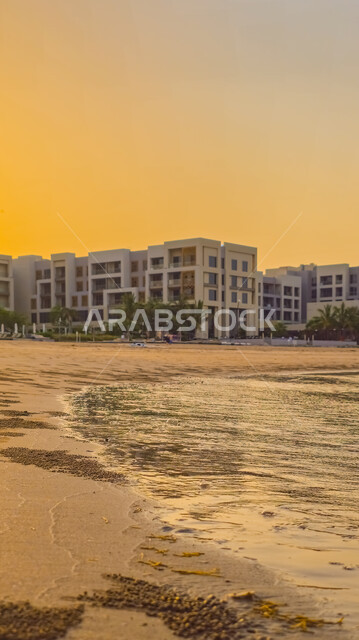 فندق كمبنسكي في منطقة الموج في سلطنه عمان وقت غروب الشمس, أماكن ومعالم سياحية مشهورة, قضاء أوقات ممتعه في المناطق الساحلية, الرمال الذهبية الناعمة, المباني و الفنادق الفاخرة