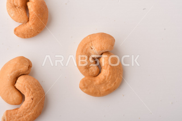 الكاجو(الكاشو) نوع من انواع المكسرات المشهورة , الكاجو المملح , مكسرات صحية ولذيذة , عنصر غذائي مفيد للصحة , وجبة خفيفة , خلفية بيضاء