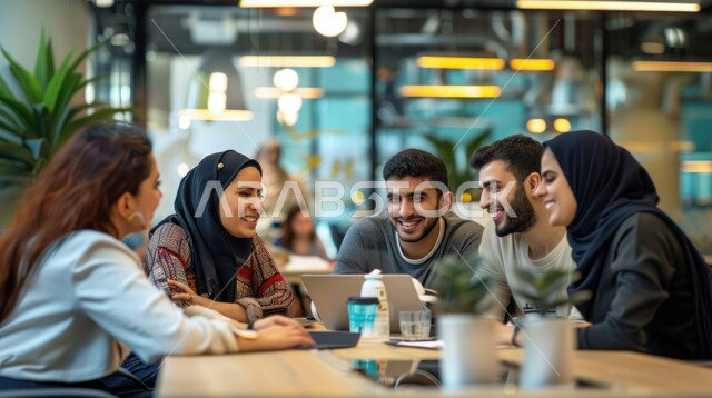 المشاركة والتعاون في إنجاز الأعمال، مجموعة من الموظفين العرب الخليجيين السعوديين في اجتماع، بيئة العمل المريحة في الشركات السعودية، تطوير الخطط وحل المشكلات لتحقيق أهداف الشركة، مهن ووظائف إدارية مكتبية، مفهوم إدارة شؤون العمل وتنظيمه عبر الحاسوب