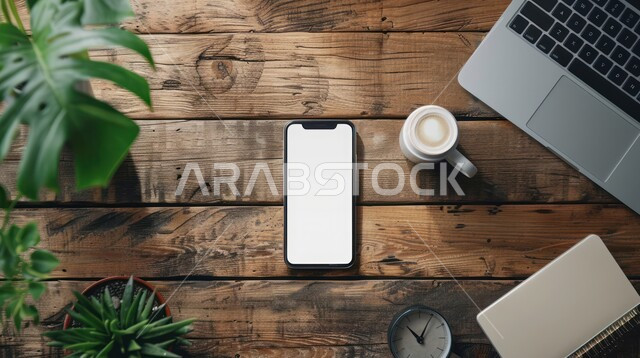 عرض شاشه بيضاء فارغة على الهاتف المحمول، دور التكنولوجيا الحديثة في تسهيل العمل عن بعد، استخدام التقنيات المتطورة لإنجاز المهام اليومية، صورة مقربة للموبايل على طاولة خشبية، استخدام الجوال في التواصل مع الأهل والأصدقاء