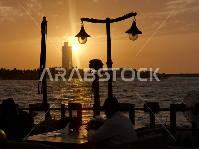 غروب الشمس الرومانسي المطل على خور أبحر في جدة في المملكة العربية السعودية , أماكن سياحية في السعودية , جمال المناظر الطبيعية الخلابة تجذب السائحين , الشاليهات الرائعة التي تطل على ساحل البحر الأحمر بجدة , المنتجعات السياحية الرائعة بإطلالة مميزة وساحرة