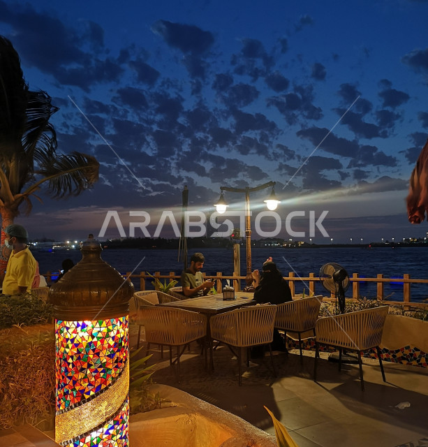 غروب الشمس الرومانسي المطل على خور أبحر في جدة في المملكة العربية السعودية , أماكن سياحية في السعودية , جمال المناظر الطبيعية الخلابة تجذب السائحين , الشاليهات الرائعة التي تطل على ساحل البحر الأحمر بجدة , المنتجعات السياحية الرائعة بإطلالة مميزة وساحرة