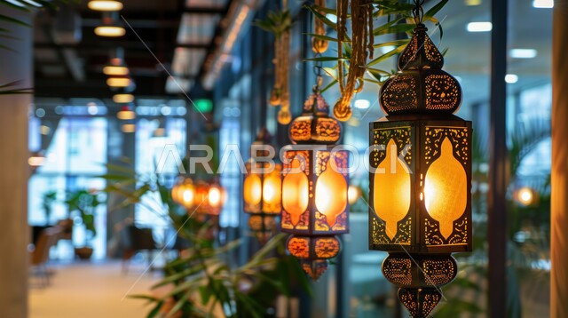 فوانيس و تحف اسلامية تقليدية للاحتفال بقدوم شهر الخير، ديكورات وأنوار في الأجواء الرمضانية الروحانية، فانوس عربي معدني مزخرف مضيء معلق، إضاءة وزينة شهر رمضان المبارك، الفن الاسلامي للتحف والاكسسوارات